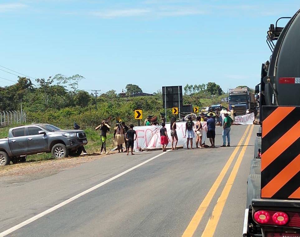 Após bloquear BR 364 em Rondônia, indígenas também interditam trecho de rodovia que liga Vilhena a cidades de Mato Grosso