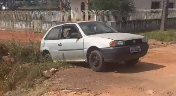 ASSISTA VÍDEOS: moradores denunciam cratera que “engole” carros e inferniza motoristas em bairro de Cerejeiras
