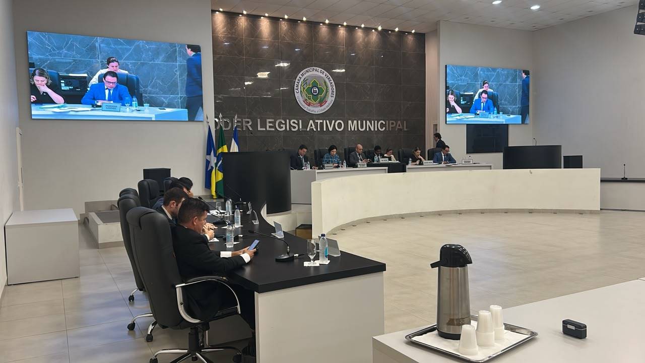 Vereadores de Vilhena ignoram pressão e aprovam matérias polêmicas: doação de hospital e aumento dos próprios salários