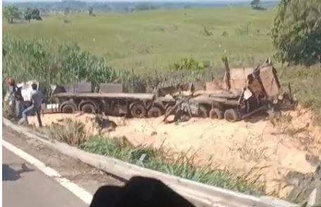 VÍDEO: um ano após acidente fatal, carreta da mesma empresa tomba na “Curva na Banana”, entre Vilhena e Colorado do Oeste