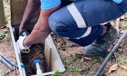Ladrão é detido por populares e preso pela PM tentando furtar bomba d’água na cidade de Cerejeiras