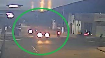 VÍDEO: homem com sinais de embriaguez provoca acidente envolvendo duas motos em avenida de Vilhena e foge, deixando casal ferido