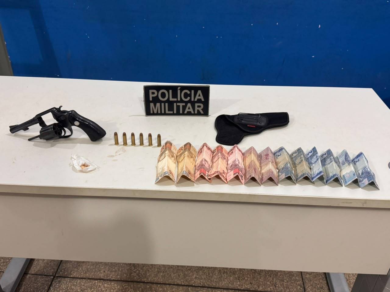 Polícia prende suspeito armado perto de onde o irmão dele foi baleado e sua esposa morreu a tiros, em Vilhena