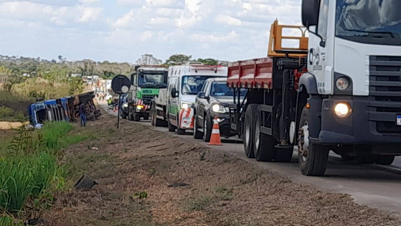 Carreta dirigida por vilhenense e ônibus da prefeitura com pacientes a bordo se envolvem em acidente na BR 364
