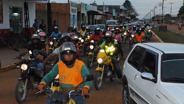 Colegas acompanham enterro de mototaxista assassinado em Vilhena