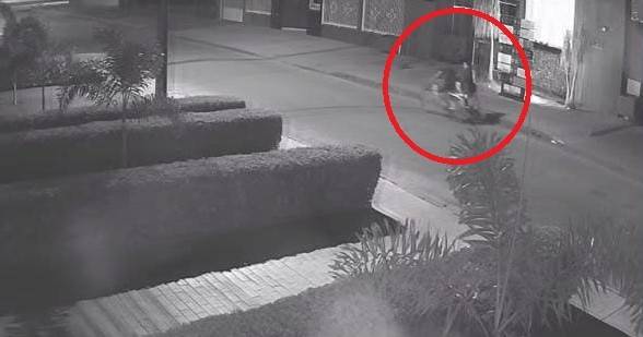VÍDEOS – Imagens mostram mulher sendo derrubada em avenida de Vilhena; “tarado” ainda não foi identificado