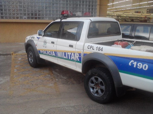 Viatura da polícia estaciona em supermercado e “tranca” rampa para cadeirantes