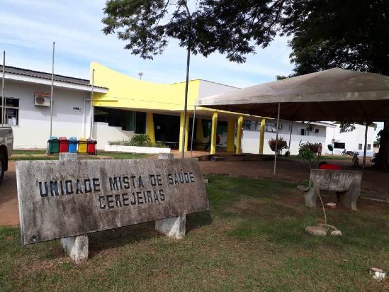 Homem de 45 anos passa “reto” de moto em rotatória e está sendo transferido intubado de Cerejeiras para Vilhena