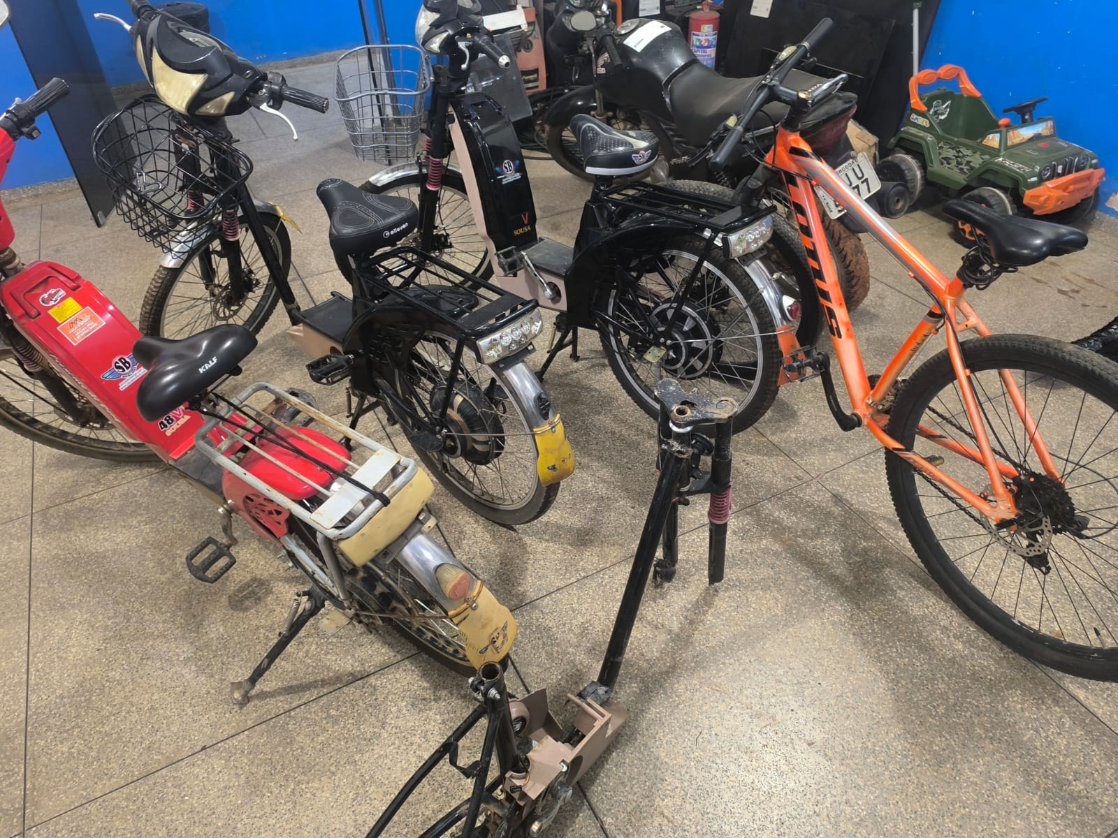 PM desmantela desmanche de bicicletas furtadas e apreende dois adolescentes, com os quais encontra drogas, em Vilhena