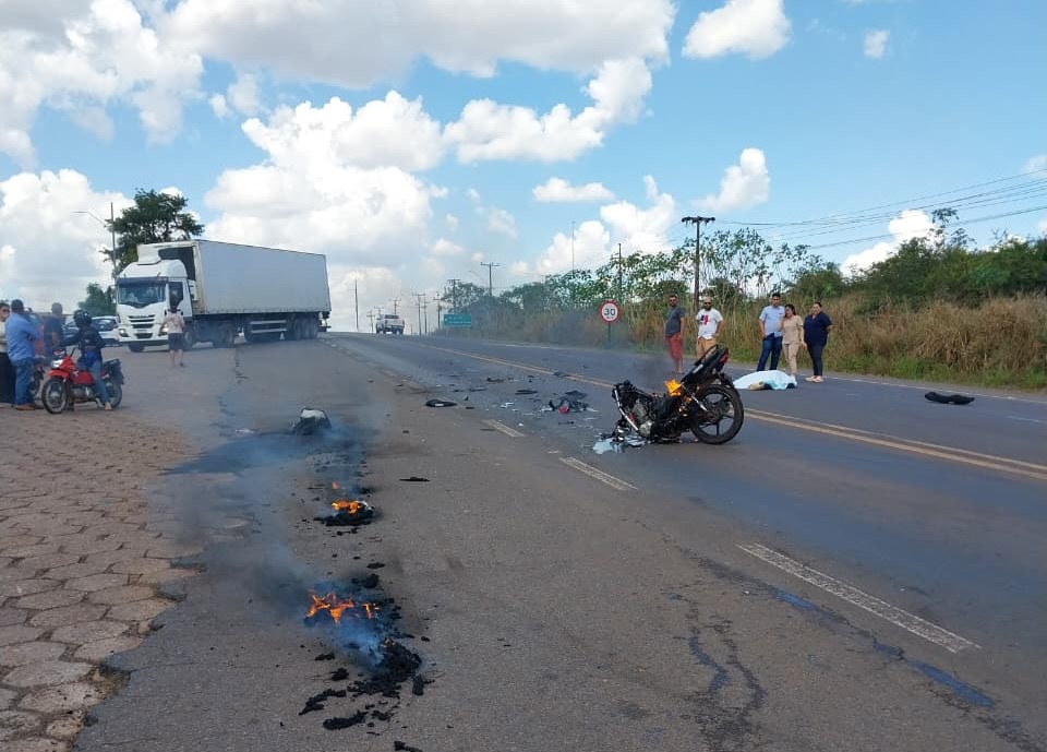 ASSISTA VÍDEOS: homem morre na hora após moto bater em carreta e pegar fogo na BR 364, em Pimenta Bueno