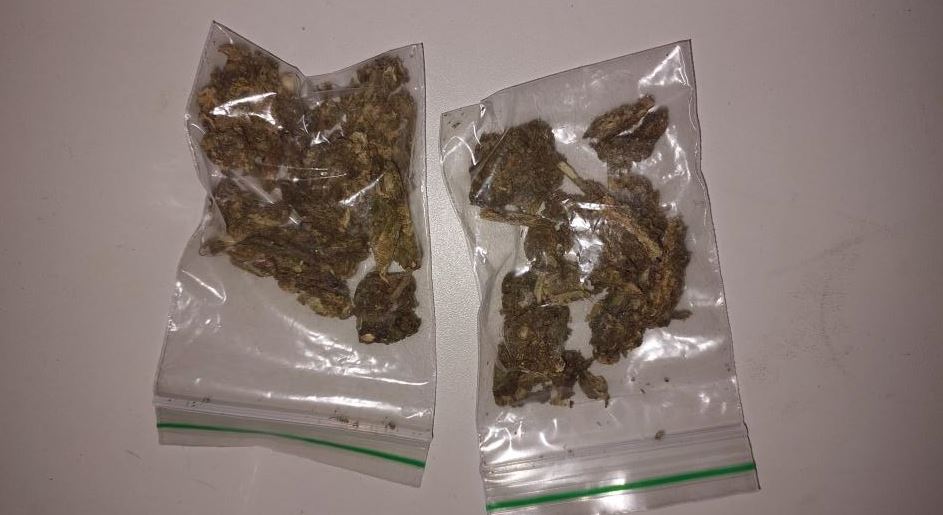 Polícia Militar prende homem após ele ser flagrado repassando droga a adolescente em praça pública de Vilhena