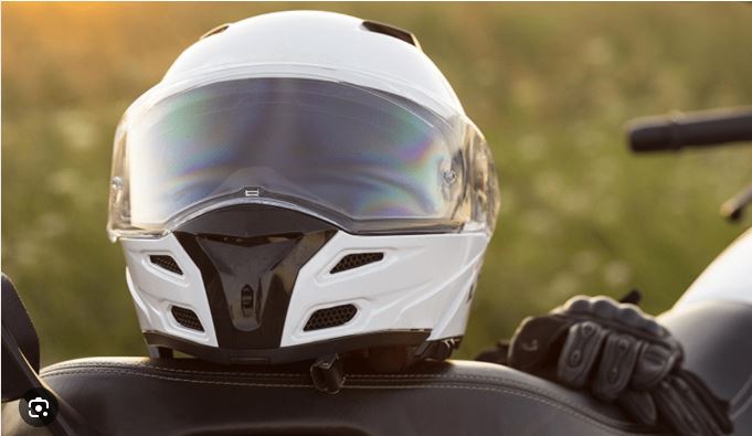 Após furtar capacete avaliado em R$ 1.200,00 em comércio no centro de Vilhena, adolescente vende o objeto por 40 reais