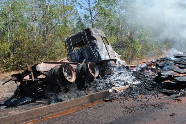 Com carreta pegando fogo, motorista perde controle e tomba na BR 364
