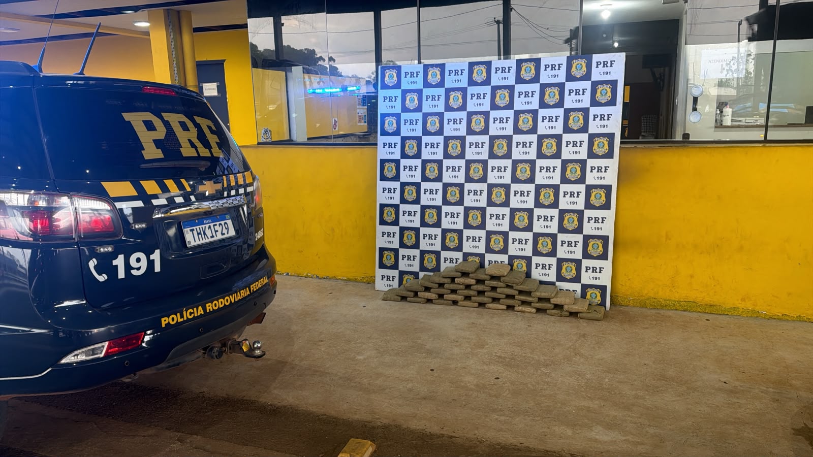 Agentes da PRF apreendem aproximadamente 40 kg de skunk, a “supermaconha”, na BR-364, em Rondônia