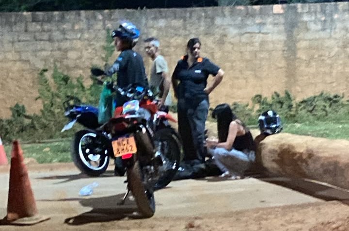 Carros e moto atingem tora de madeira usada para impedir tráfego de veículos em avenida de Vilhena