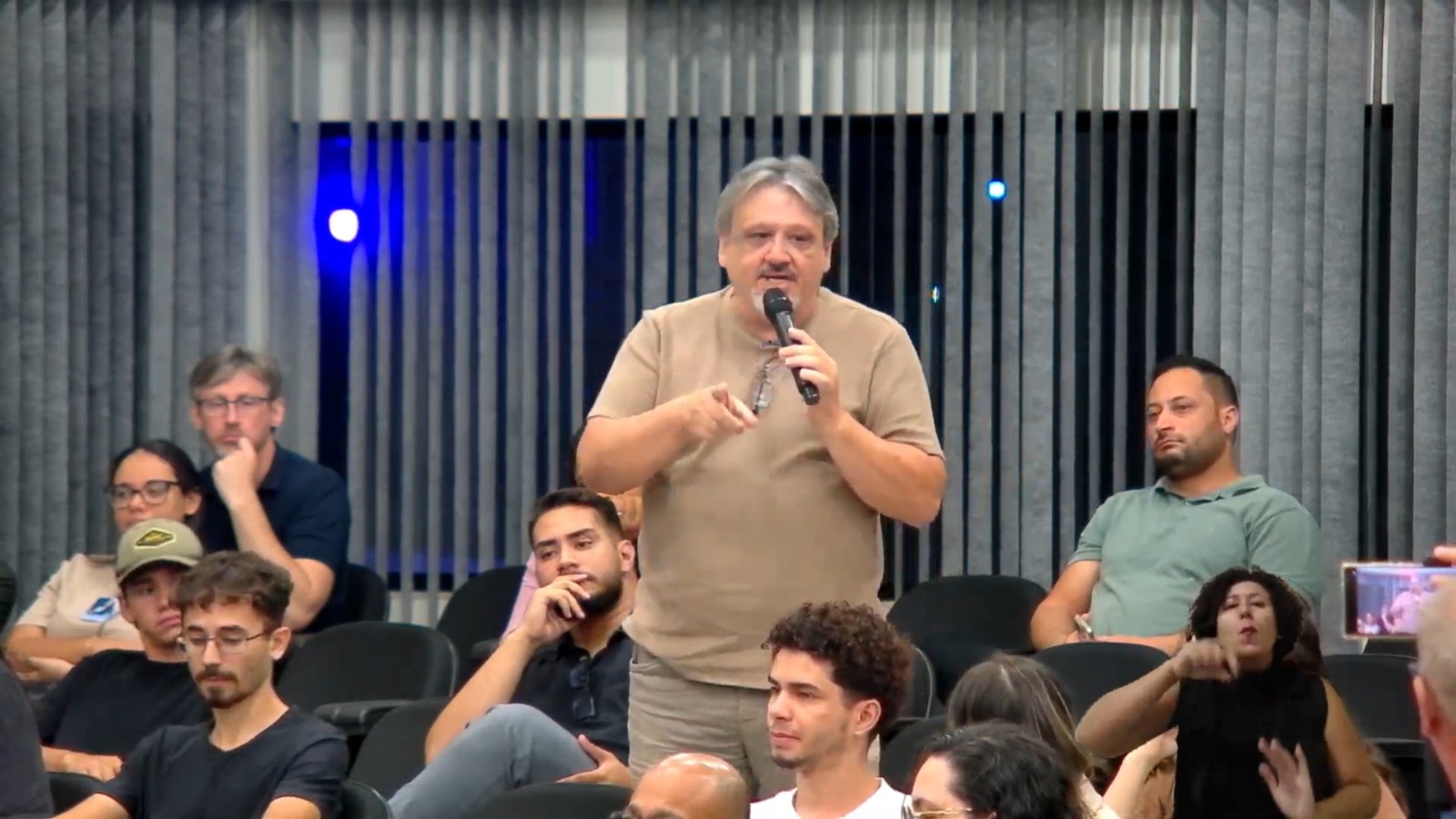VÍDEO: durante audiência para discutir projetos no trecho urbano da BR 364, em Vilhena, estudantes fazem questionamentos