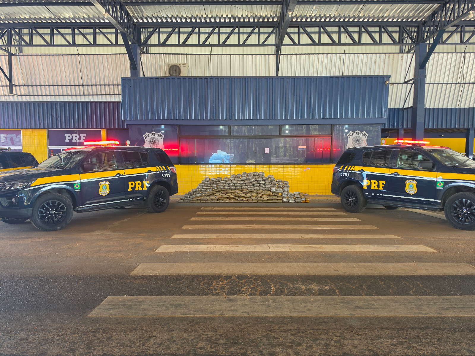 HAXIXE E SKUNK: agentes da PRF apreenderam hoje, em Vilhena, mais de 200 quilos de drogas na BR 364