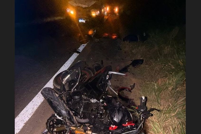 VÍDEO: pilotando motocicleta, professora de cidade vizinha bate em picape na BR 174 e morre no local