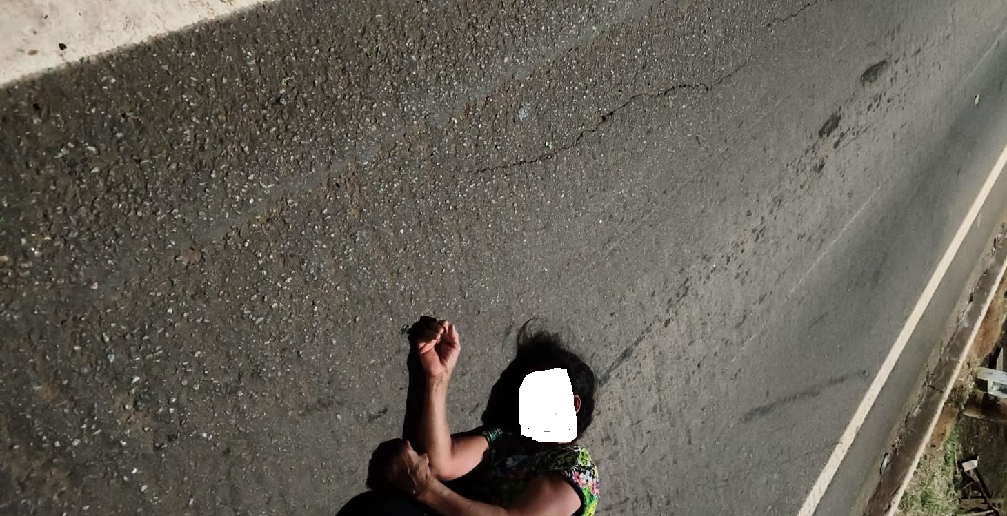 VEJA VÍDEO: mulher cai no meio da pista após ter bicicleta atingida por moto quando tentava atravessar a BR 364, em Vilhena