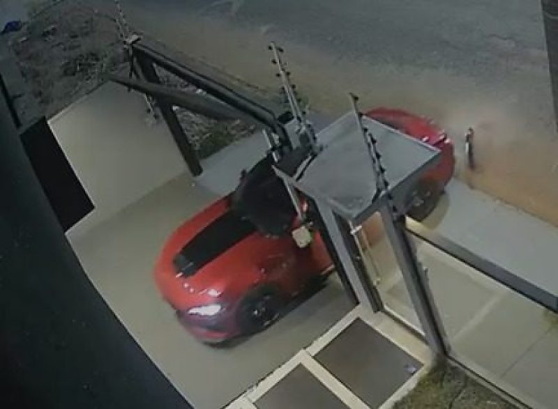 ASSISTA: saiba mais sobre vídeo que viralizou após mulher destruir portão usando carro de luxo em cidade de MT