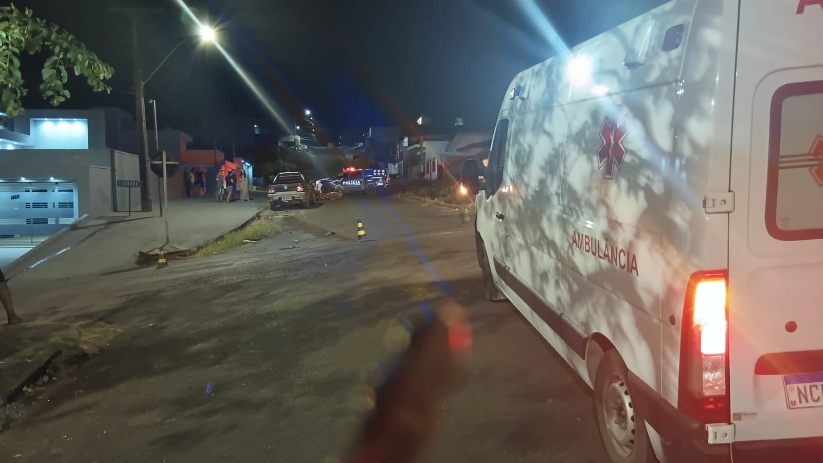 VÍDEO E FOTOS: pilotando moto, rapaz de 24 anos morre após picape invadir preferencial em Colorado do Oeste