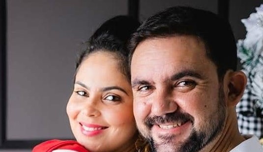 Motorista de picape foge após invadir preferencial, provocar a morte de comerciante e deixar a esposa dele ferida, em Vilhena