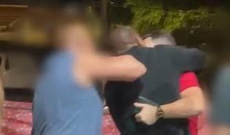 Embriagados, rapazes saem no tapa, são abordados pela PM e se recusam a parar com a briga, em Vilhena