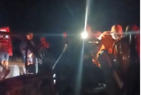 VÍDEO: batida frontal entre Santana e Hilux na BR 435 deixa feridos e mobiliza Bombeiros, em Cerejeiras