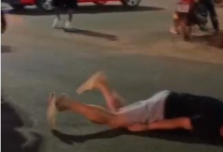Médico em aparente “surto psicótico” foge após parar trânsito, ser empurrado e cair em avenida de Vilhena