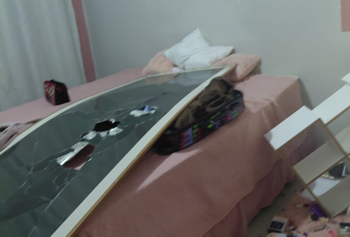 FOTOS - Depois de quebra-quebra, mulher diz que ex denunciado na polícia também ameaçou matar criança autista, em Vilhena