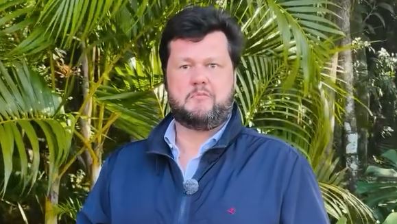 VÍDEO: enquanto ex-senador tenta se “descolar” da esquerda em Rondônia, filho dele “cola” em candidata petista no Paraná