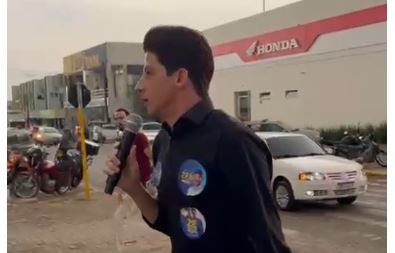 Vídeo viraliza nas redes sociais após candidato a deputado federal fazer campanha debaixo de chuva no centro de Vilhena.