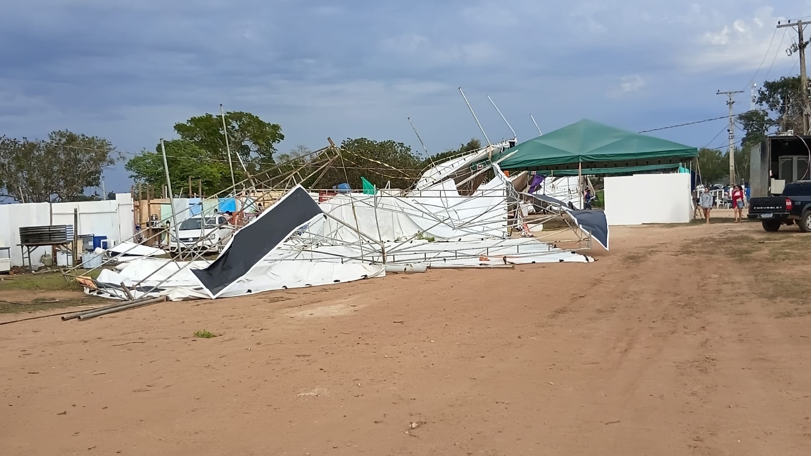VÍDEO – Forte ventania derruba barracas, deixa 2 feridos e acaba com Festival de Praia de Pimenteiras do Oeste