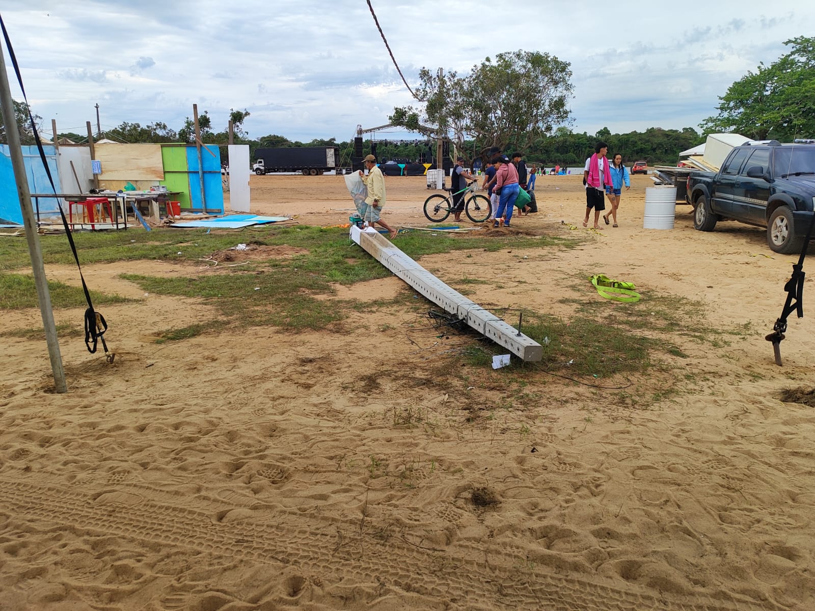 NOVO VÍDEO - Após ventania causar estragos e deixar feridos, prefeitura cancela Festival de Praia em Pimenteiras do Oeste