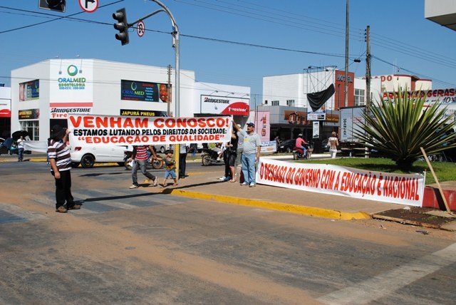 Manifestação em Vilhena reúne professores e alunos de duas unidades do IFRO 