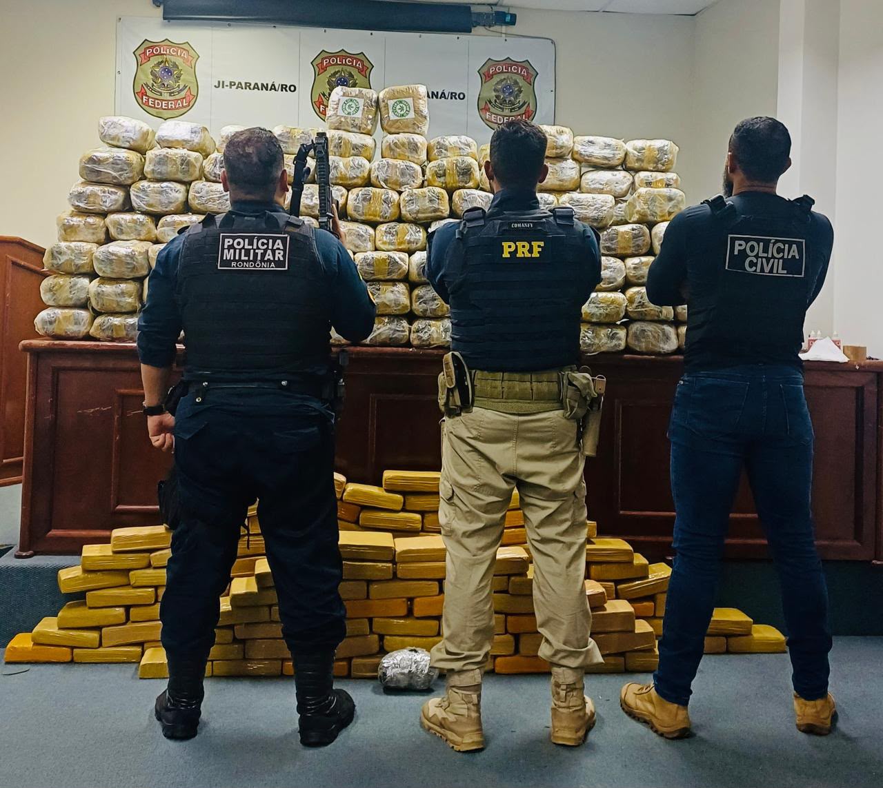 PRF apreende mais de 330 kg de maconha durante ação policial conjunta com forças de segurança em Rondônia
