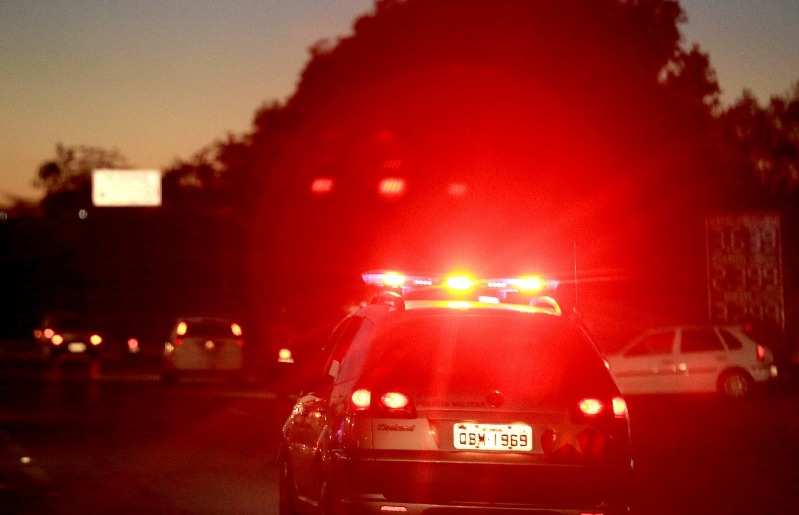 Homem dá cachaça para menina de 13 anos e estupra a adolescente em cidade vizinha; esposa flagrou o abuso