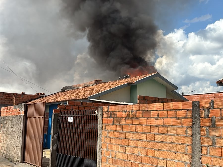 Celular superaquecido causa incêndio e destrói casa de família em Vilhena, RO