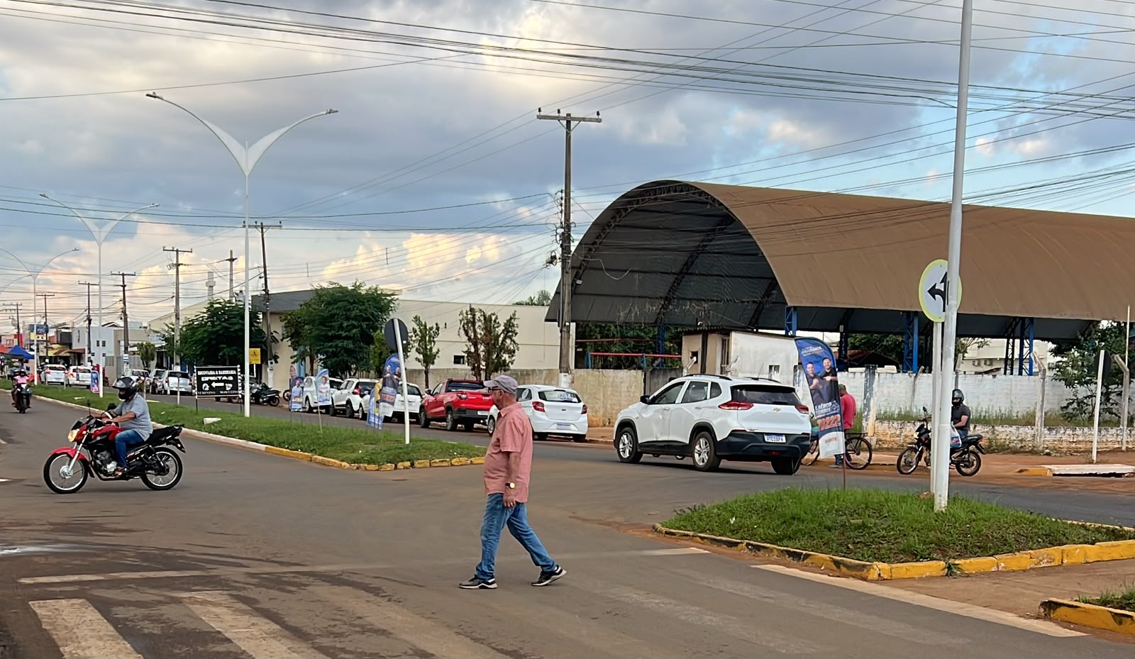 Comerciante denuncia riscos de vergalhões de ferro usados em propaganda eleitoral em avenida de Vilhena