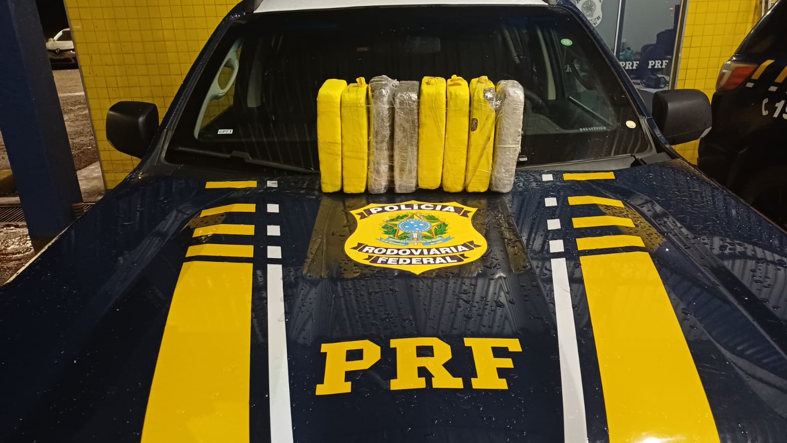 Em Vilhena, agentes da PRF apreendem 8 kg de “supermaconha” em ônibus e prendem passageira que levava a droga