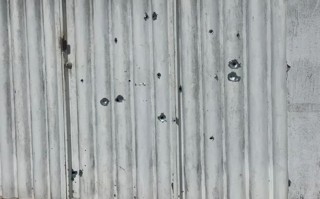 Casa é metralhada em bairro de Vilhena e assusta moradores; casal em motoneta fugiu após fazer os disparos