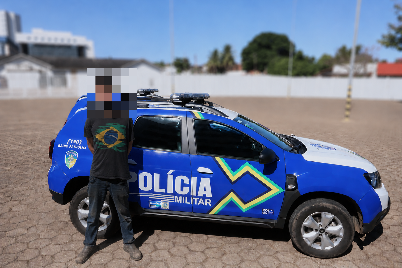 Rapaz de 22 anos é preso junto com a mãe ao ser flagrado pilotando scooter elétrica furtada, em Vilhena