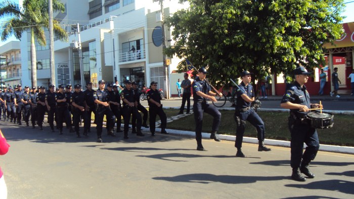 Para comemorar Dia do soldado, batalhões se apresentam na Major Amarante