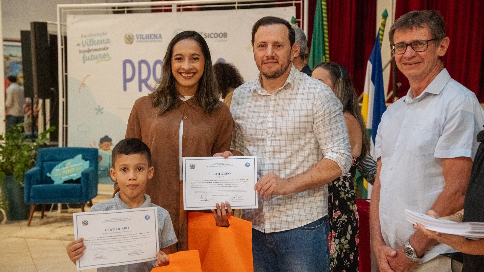 VEJA FOTOS: Vilhena homenageia estudantes da rede municipal de ensino com diploma “Aluno Nota 10”