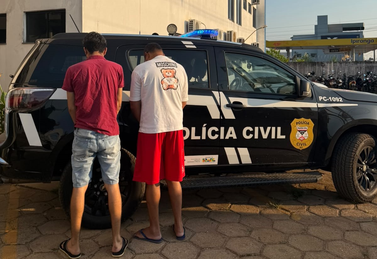 Cumprindo mandado contra acusado de violência doméstica, Polícia Civil prende 2 por suspeita de tráfico, em Vilhena