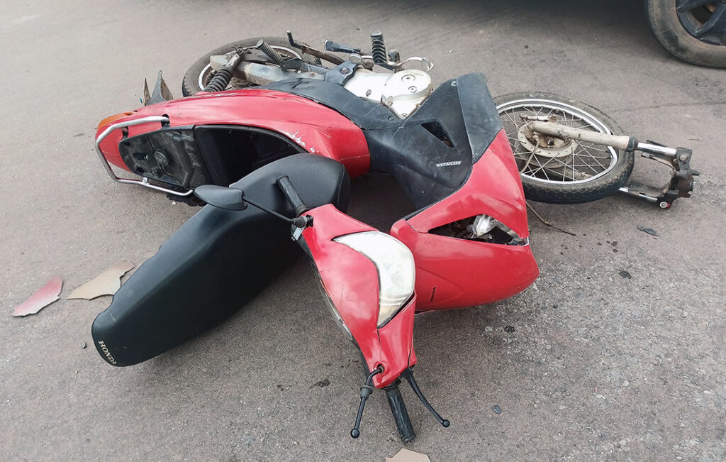 Casal em motoneta é socorrido pelo Corpo de Bombeiros após sofrer queda provocada por cachorro solto, em Vilhena