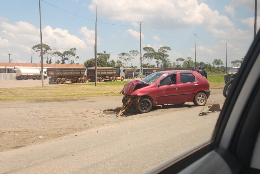 URGENTE: colisão traseira de Palio contra carreta deixa motorista morto na BR 364, perto de Vilhena
