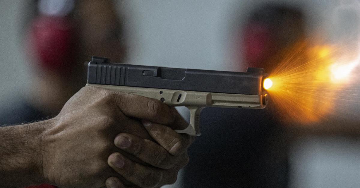 Homem de 30 anos vê seu quintal sendo invadido por 2 suspeitos, abre a porta para averiguar e acaba baleado, em Vilhena