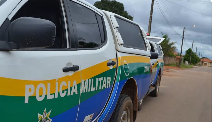 Com ciúmes do namorado da mãe, rapaz de 22 anos tenta matá-lo a facadas e guarnição da PM é acionada, em Vilhena