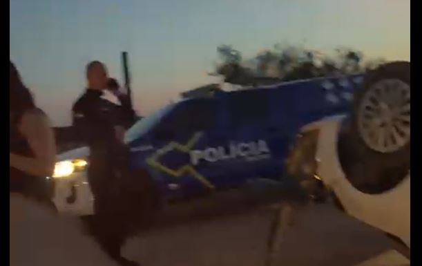 ASSISTA VÍDEOS: com 5 pessoas a bordo, carro tomba na área rural de Cerejeiras e mobiliza a Polícia Militar